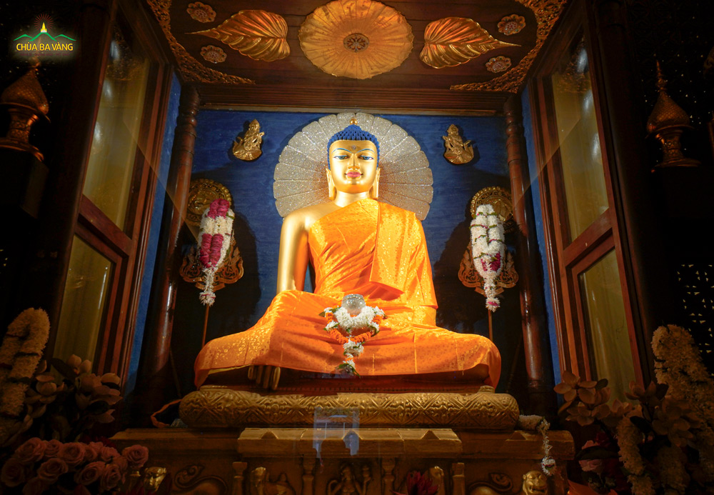 Bức tượng Đức Phật bằng đá mạ vàng được làm từ thế kỷ thứ X Tây Lịch được thờ trong Tháp Đại Giác - Bồ Đề Đạo Tràng  