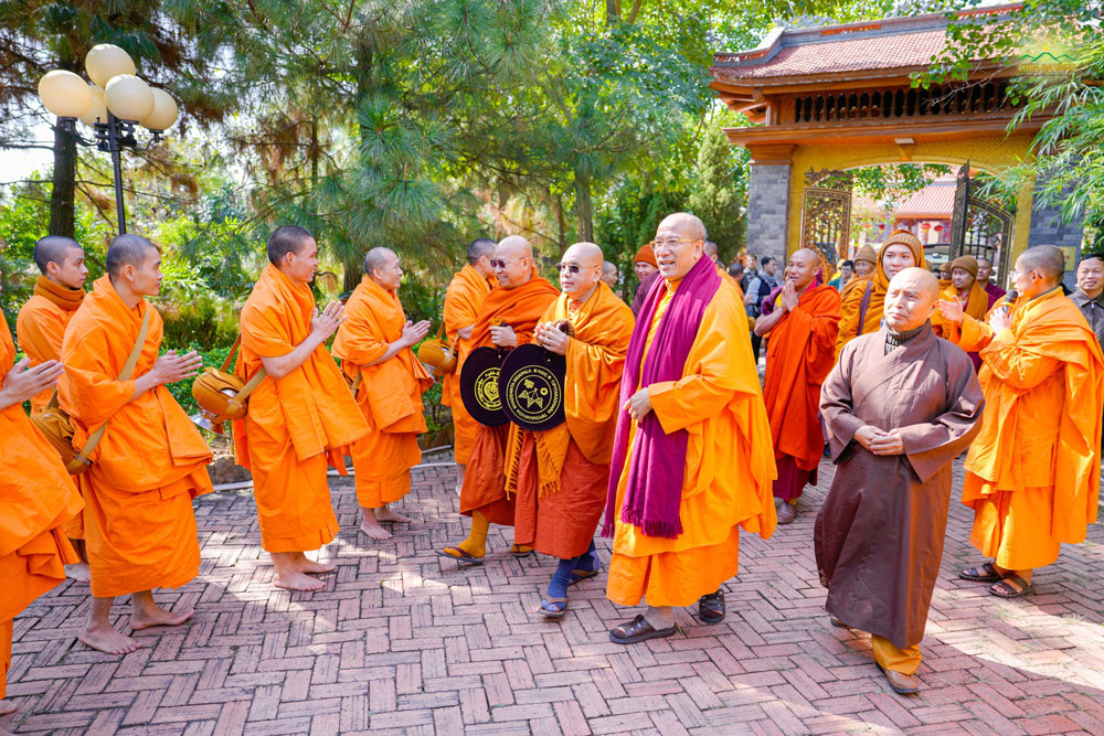 Chư Tăng chùa Ba Vàng cung kính đón chào đoàn chư Tăng quốc tế đến tham quan nội viện Tăng