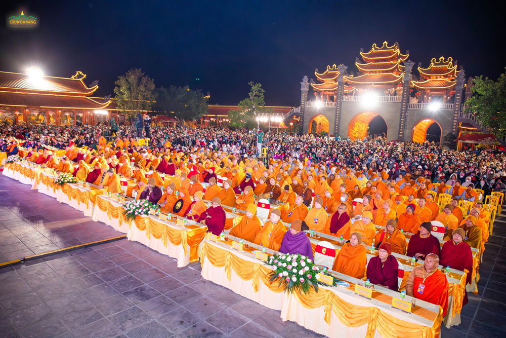 Đông đảo chư Tôn đức Tăng trong nước và quốc tế cùng nhân dân, Phật tử thập phương tham dự chương trình
