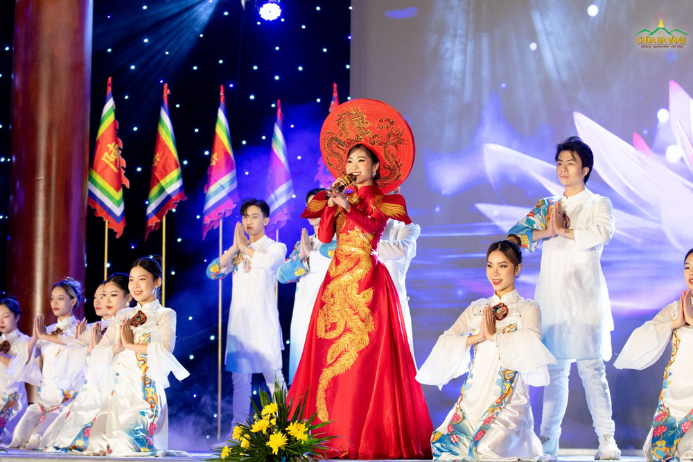 Đây là lần đầu tiên Hà Myo được đến và biểu diễn tại chùa Ba Vàng  