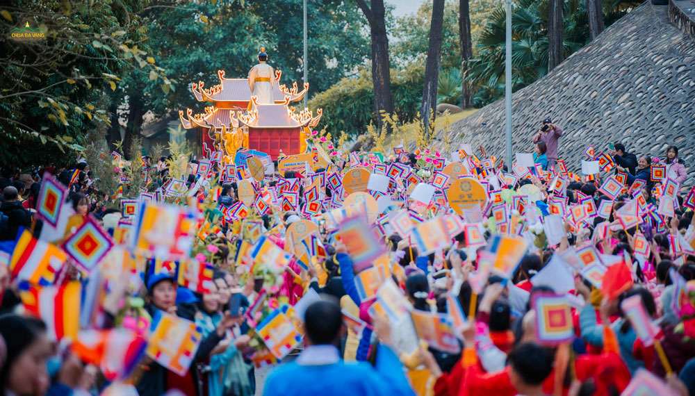 Nhân dân, Phật tử cầm cờ thời Trần và hoa sen sau xe diễu hành   