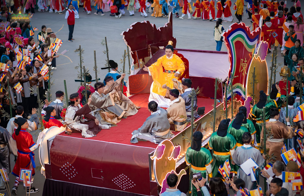 Hình ảnh Đức vua Trần Nhân Tông họp bàn cùng các bô lão được tái hiện trên xe mô hình  