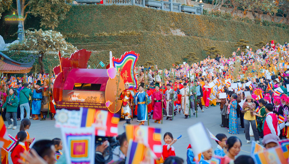 Đoàn người hân hoan sau xe mô hình Hội nghị Diên Hồng - Đại thắng Nguyên Mông trong lễ diễu hành
