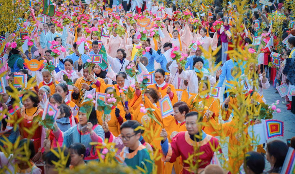 Khung cảnh cờ hoa nô nức trong lễ diễu hành tại chùa Ba Vàng
