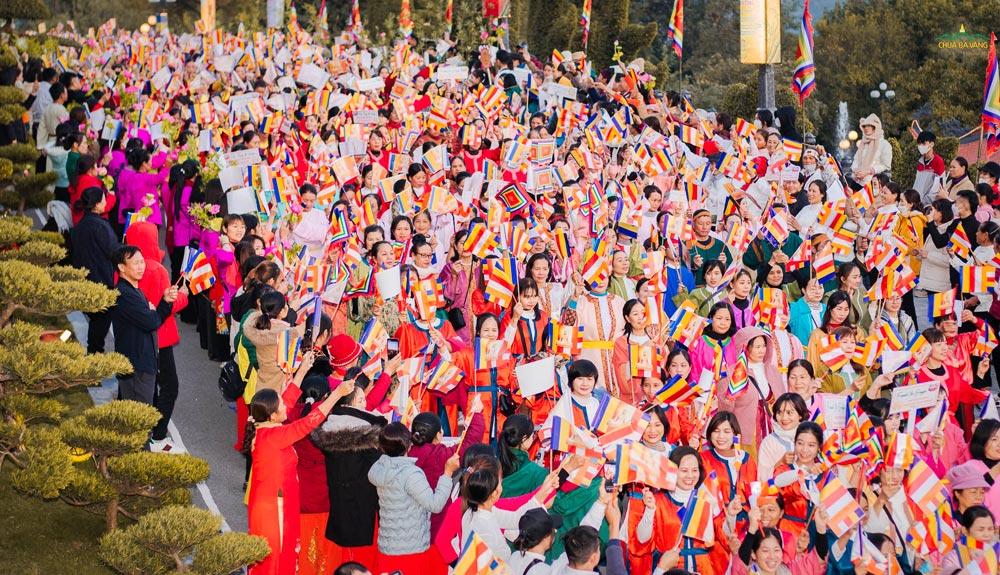 Hàng vạn Phật tử và bà con nhân dân giương cao ngọn cờ Phật giáo, cờ thời Trần khi tham gia lễ diễu hành
