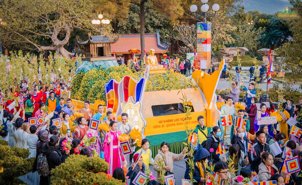 Hình ảnh xe diễu hành “Hư không lưu sử vàng - Uông Bí, Quảng Ninh, Việt Nam” 
