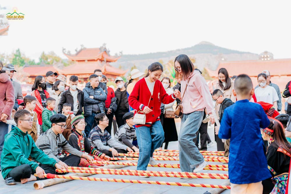 Các bạn trẻ hào hứng chơi các trò chơi dân gian ngay tại sân chính điện chùa Ba Vàng