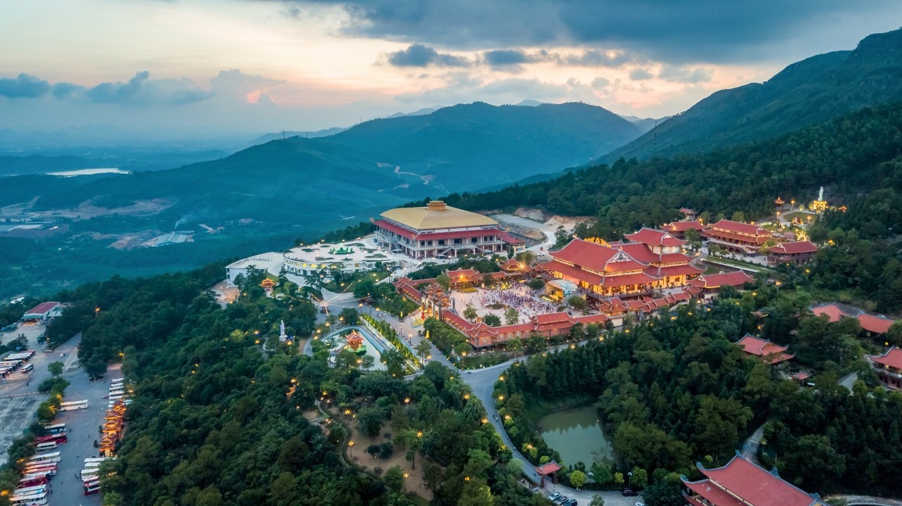 Chùa Ba Vàng nhìn từ trên cao