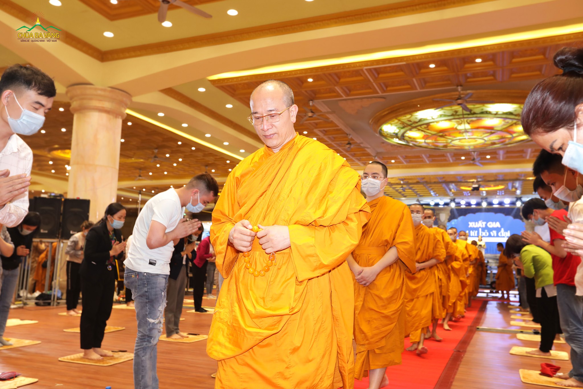  Phật tử cung kính cung đón Sư Phụ cùng chư Tăng chứng minh và tham dự chương trình  