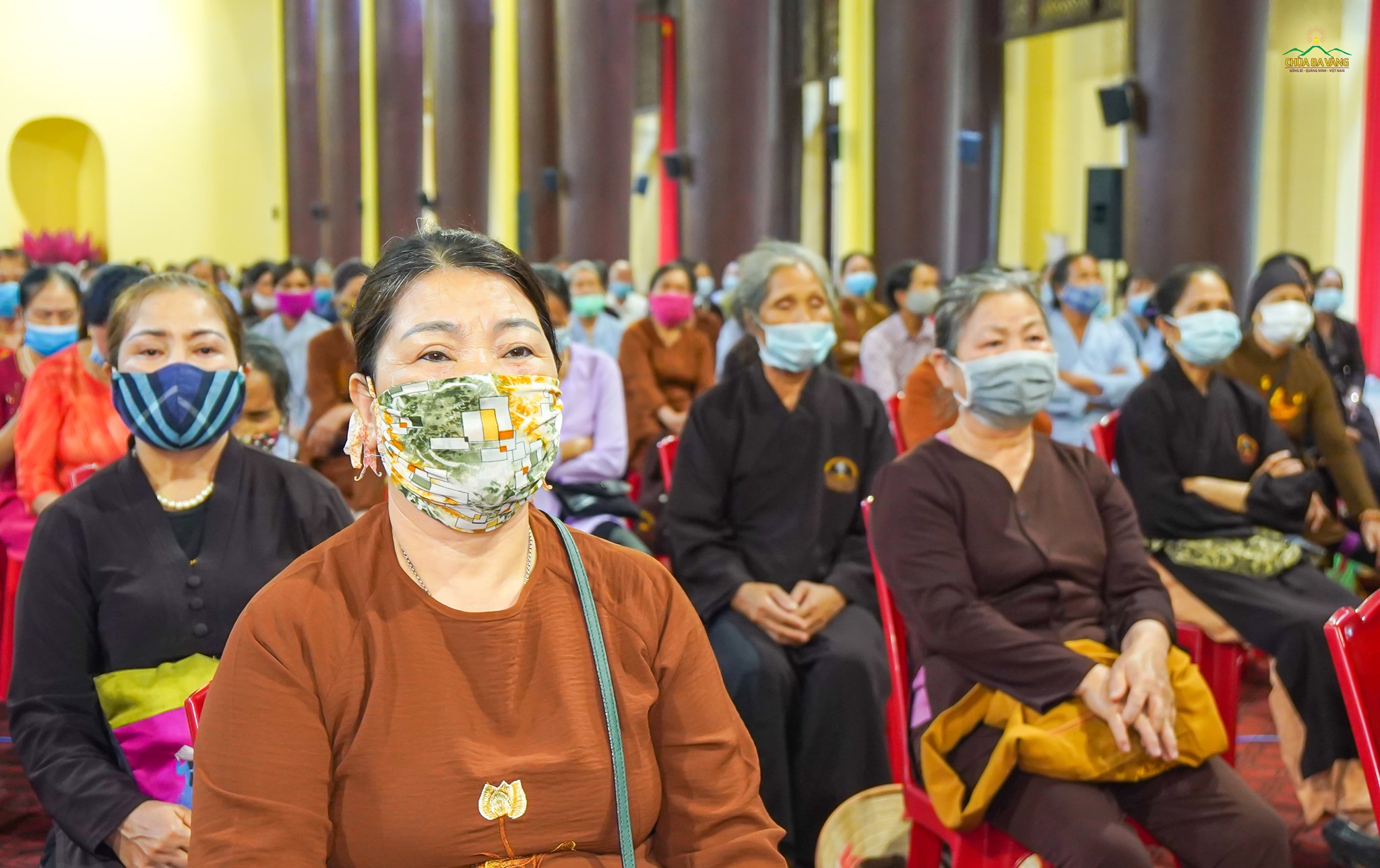   Các Phật tử chăm chú theo dõi buổi lễ  
