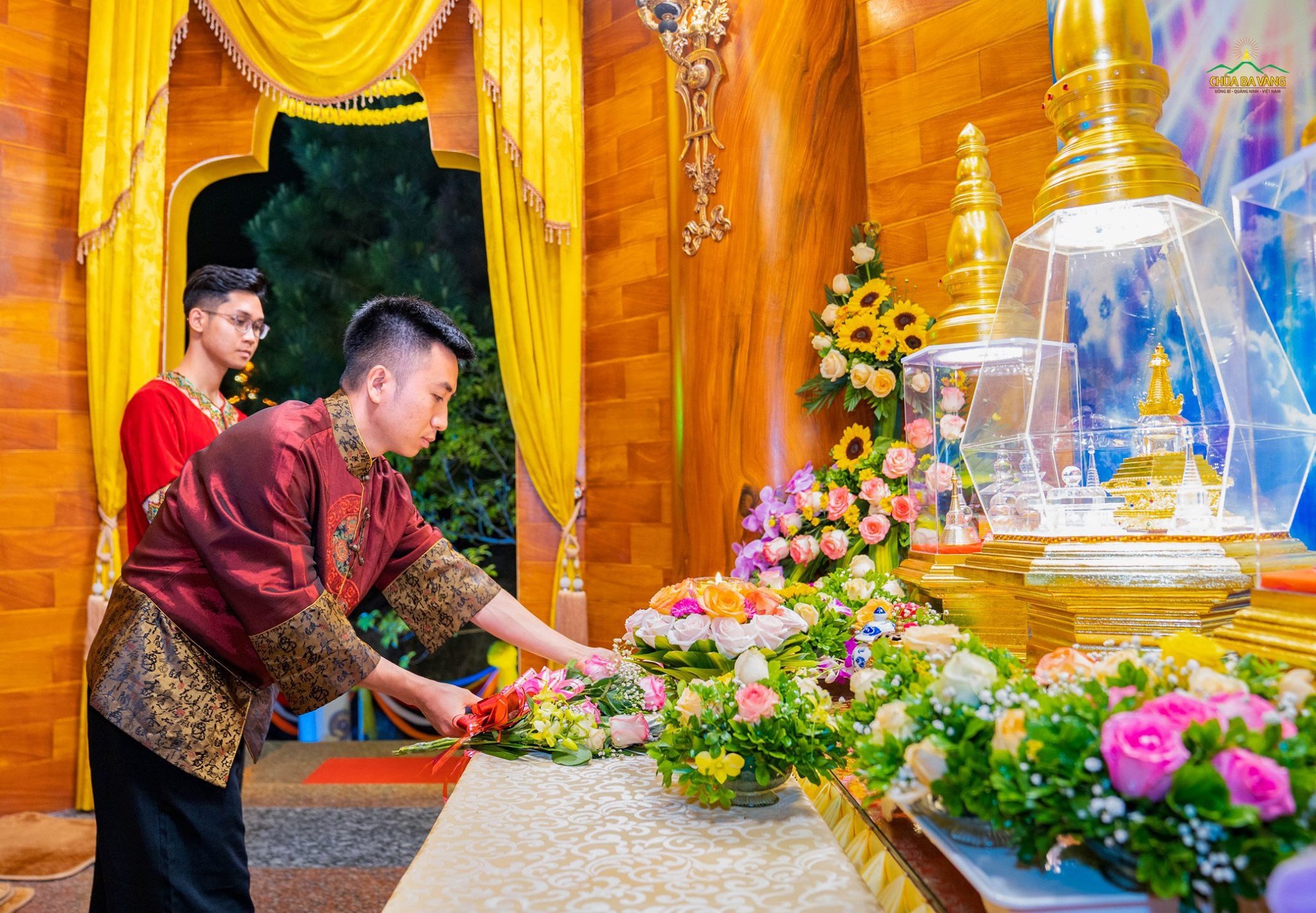   Các Phật tử đang tu học cấm túc tại chùa đại diện cho các Phật tử dâng đóa hoa tươi thắm dâng lên cúng dường Đức Phật  