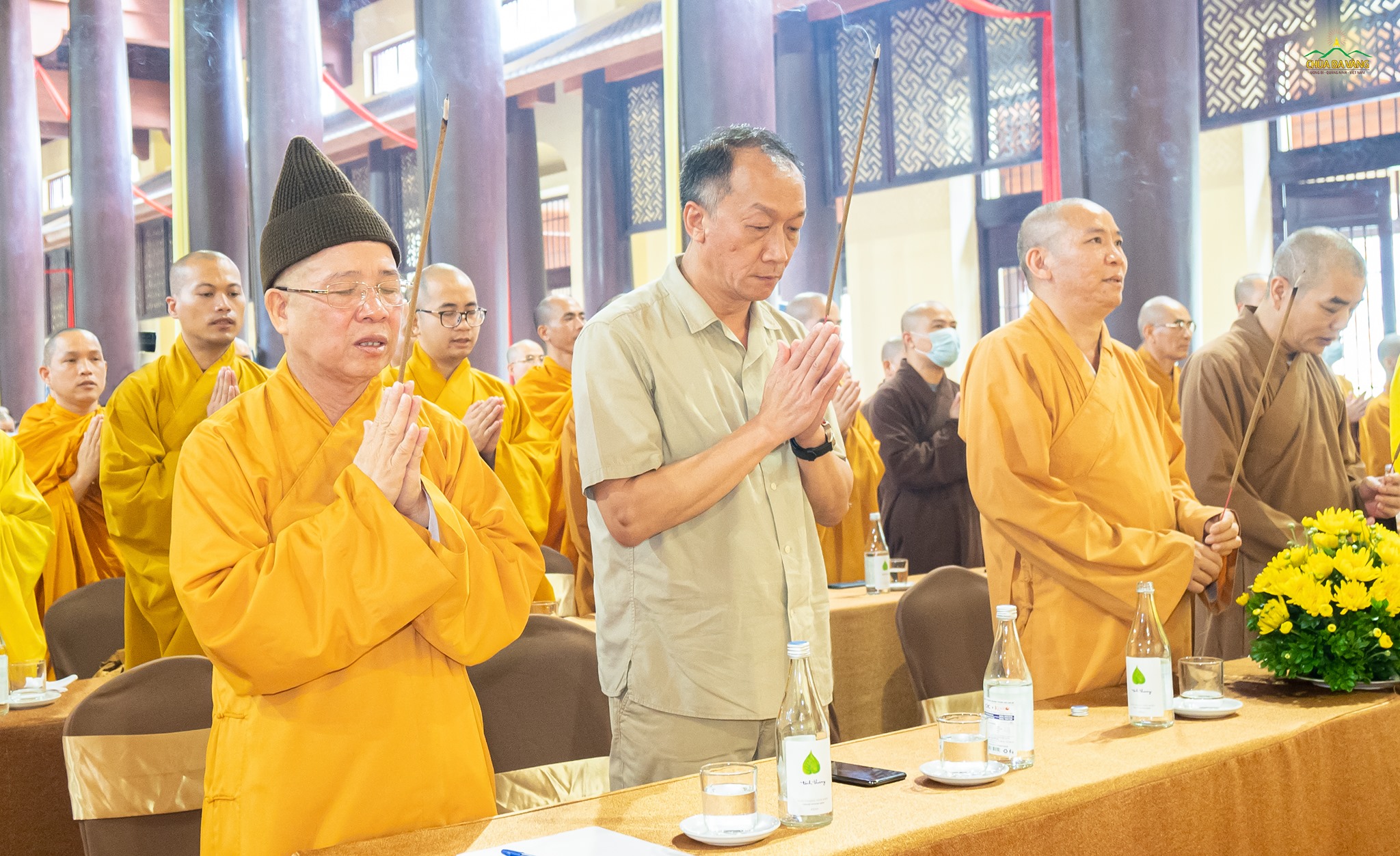   Chư Tăng và Đại biểu niêm hương bạch Phật cầu gia hộ  