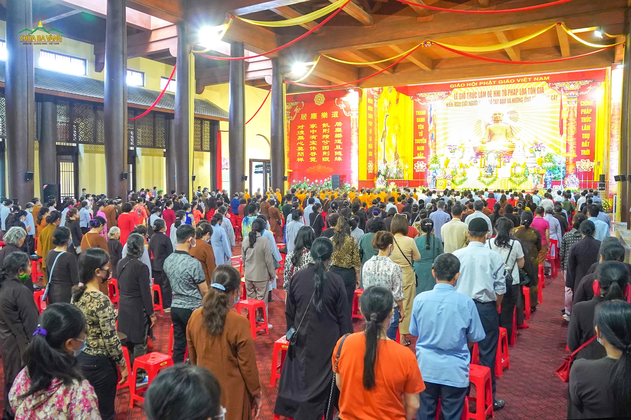   Đông đảo nhân dân, Phật tử đã đến tham dự buổi lễ.  