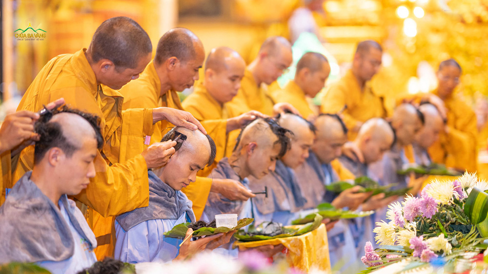 Quý Thầy cắt bỏ mái tóc phiền não cho các thiện nam tử, thiện nữ nhân trong lễ xuất gia tại chùa Ba Vàng (ảnh năm 2020)  