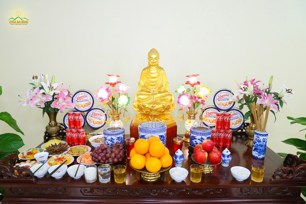 Bàn thờ cúng lễ gia tiên và thờ Phật ngày Tết Nguyên Đán