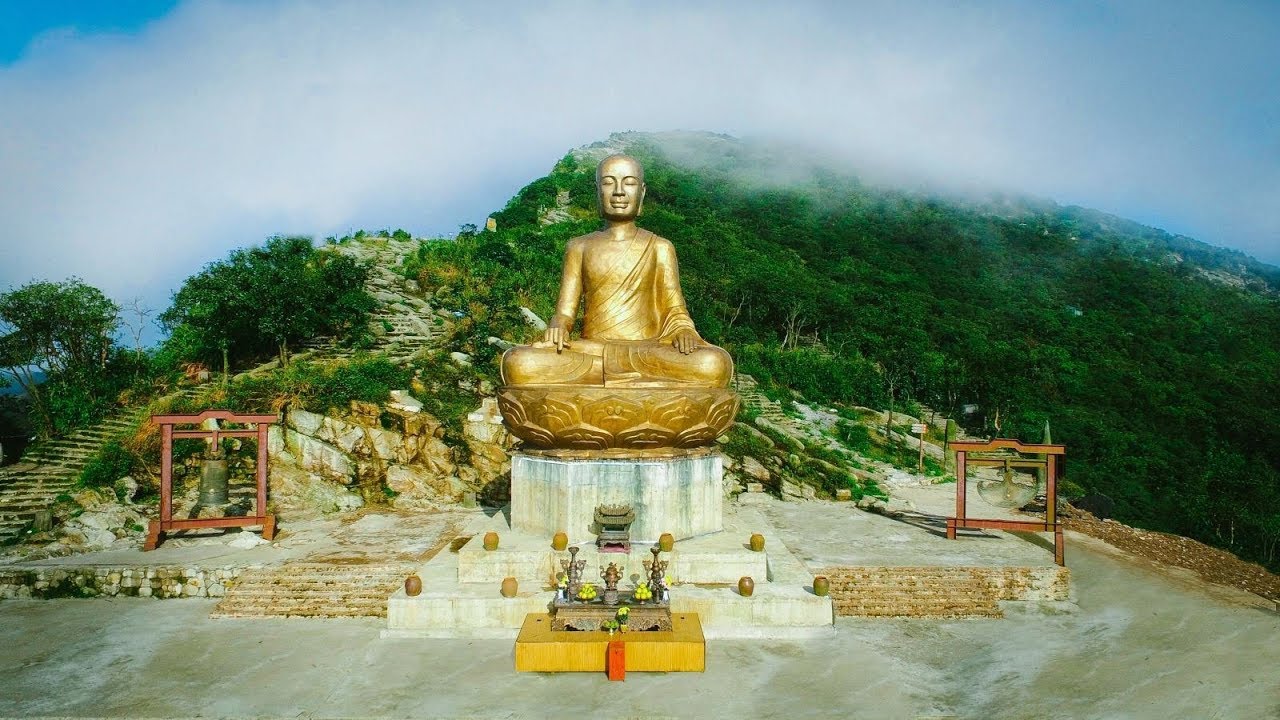 Tôn tượng Phật hoàng Trần Nhân Tông - người sáng lập Thiền phái Trúc Lâm Yên Tử được đặt trên đỉnh Yên Tử (nguồn ảnh: Internet)