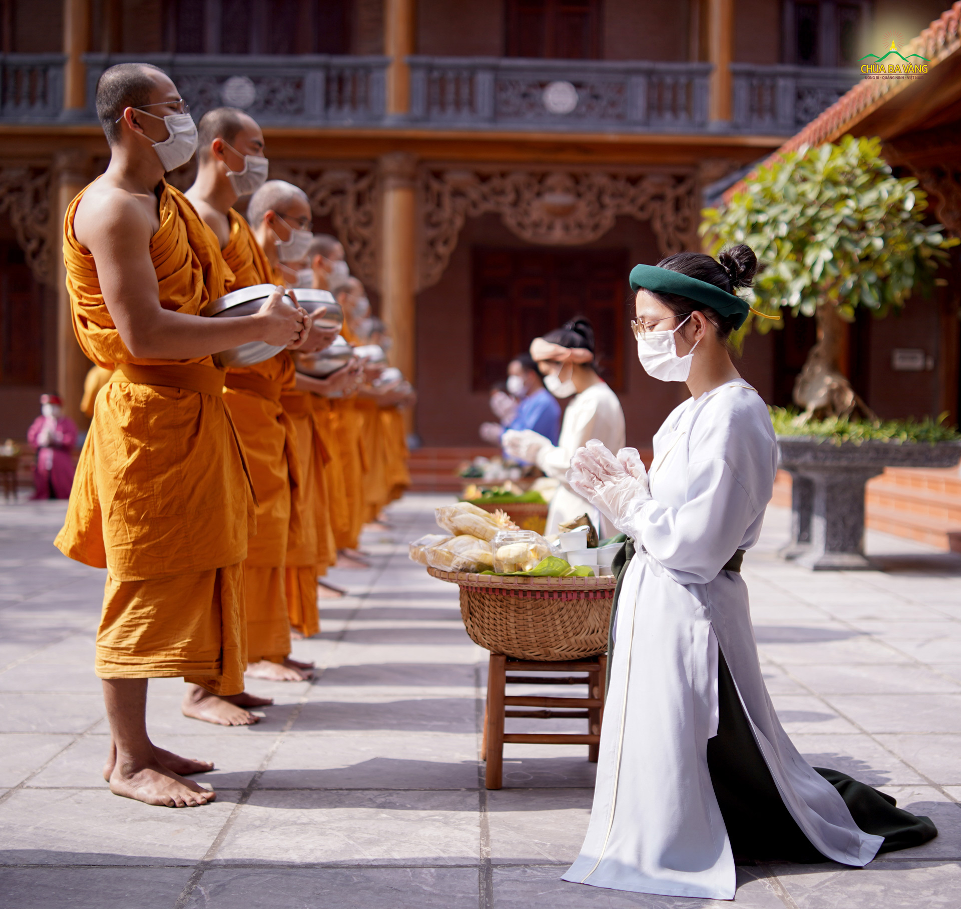   Các Phật tử trong những bộ trang phục dân gian mang đậm nét văn hóa thời Trần đồng chắp tay hướng về chư Tôn đức Tăng chùa Ba Vàng  