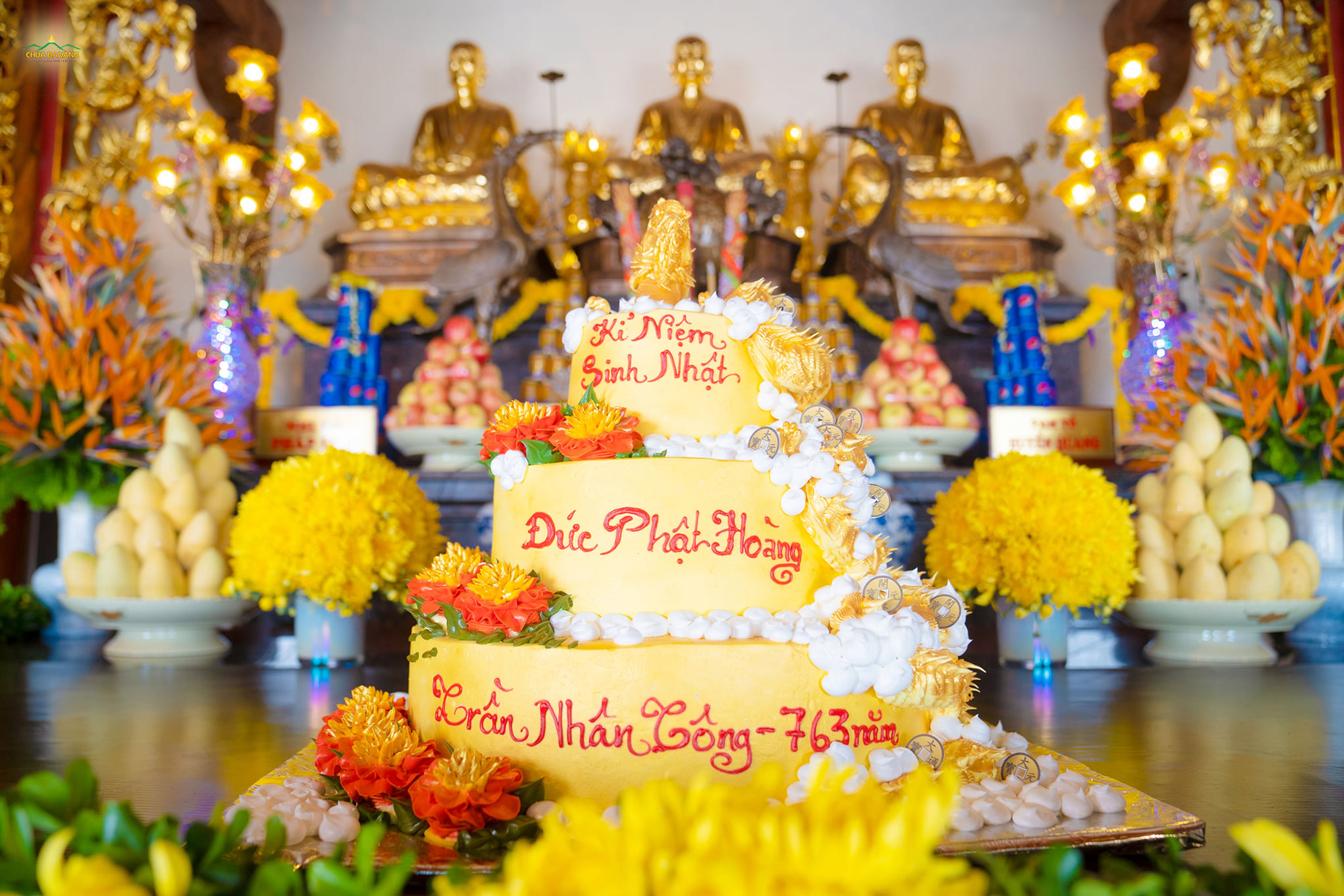   Chư Tăng Ni, Phật tử chùa Ba Vàng thành kính dâng chiếc bánh cúng dường lên ban thờ Sơ Tổ Trần Nhân Tông  