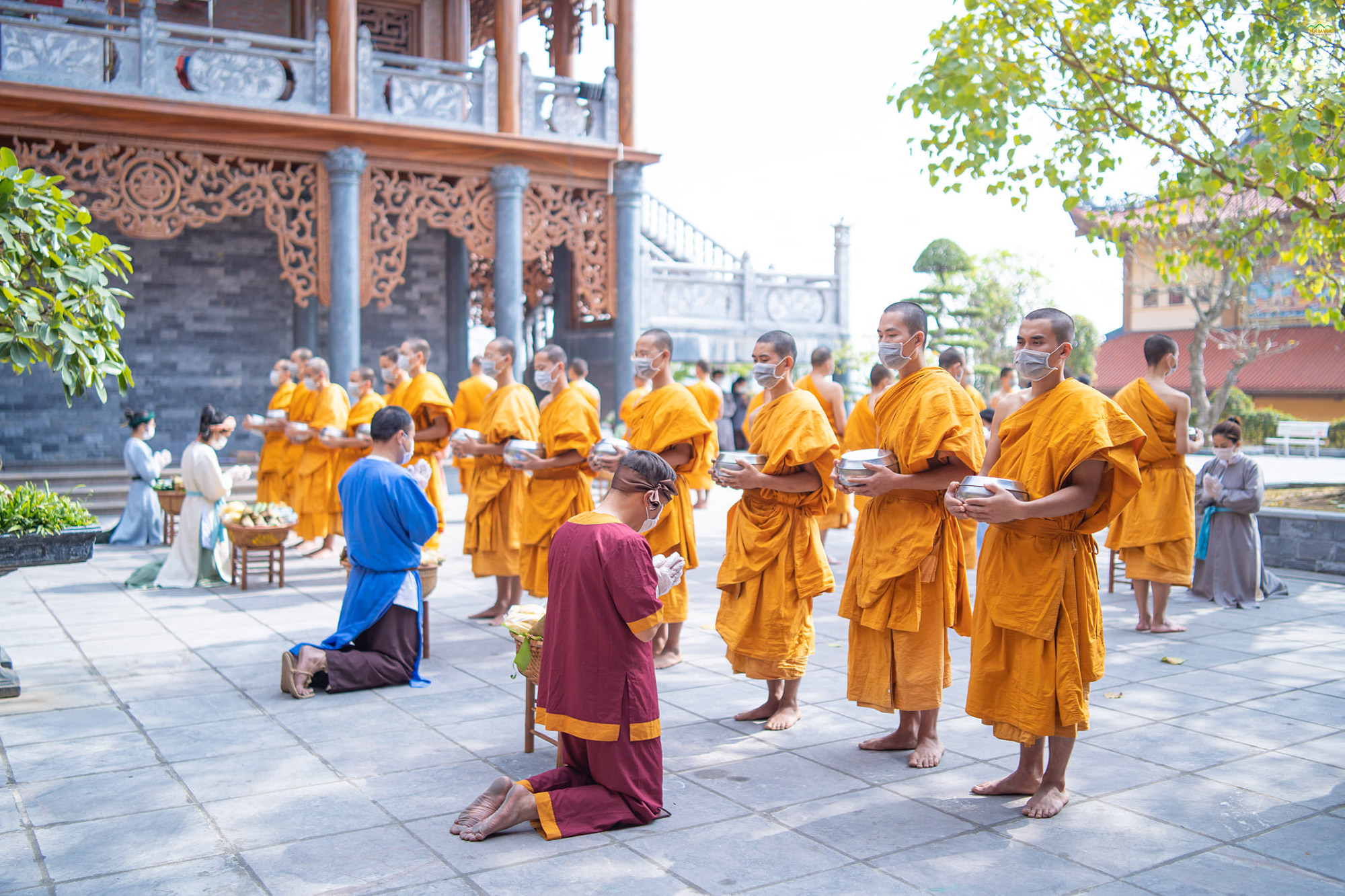   “Hóa thân” trong trang phục người dân thời Trần, các Phật tử chắp tay cung kính đối với Tăng đoàn chùa Ba Vàng - những bậc đang thực hành hạnh đầu đà nơi non thiêng Thành Đẳng.  