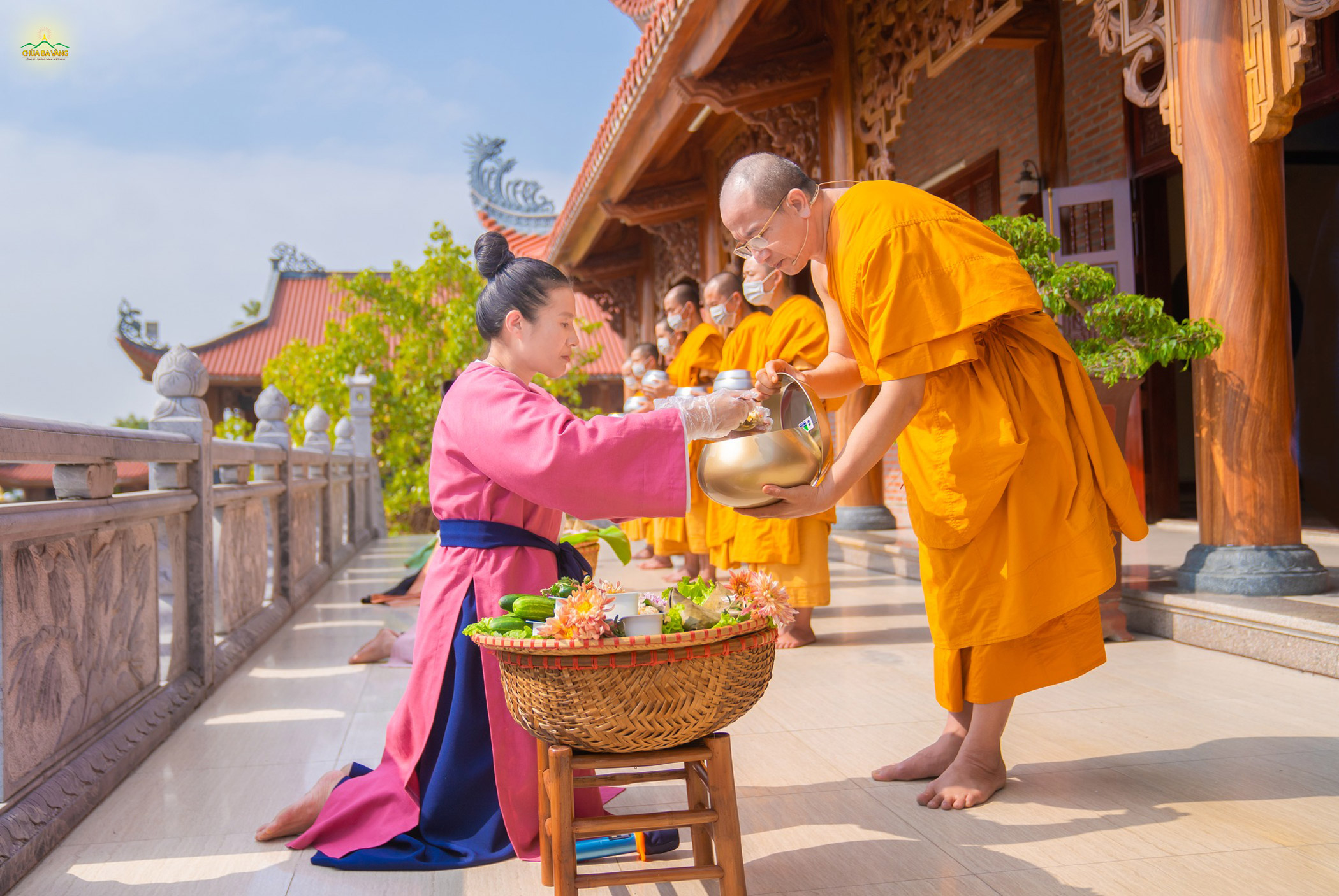   Trong sắc phục thời Trần, Phật tử Phạm Thị Yến - đại diện CLB Cúc Vàng chùa Ba Vàng thành kính sớt bát cúng dường chư Tăng tu hạnh đầu đà  