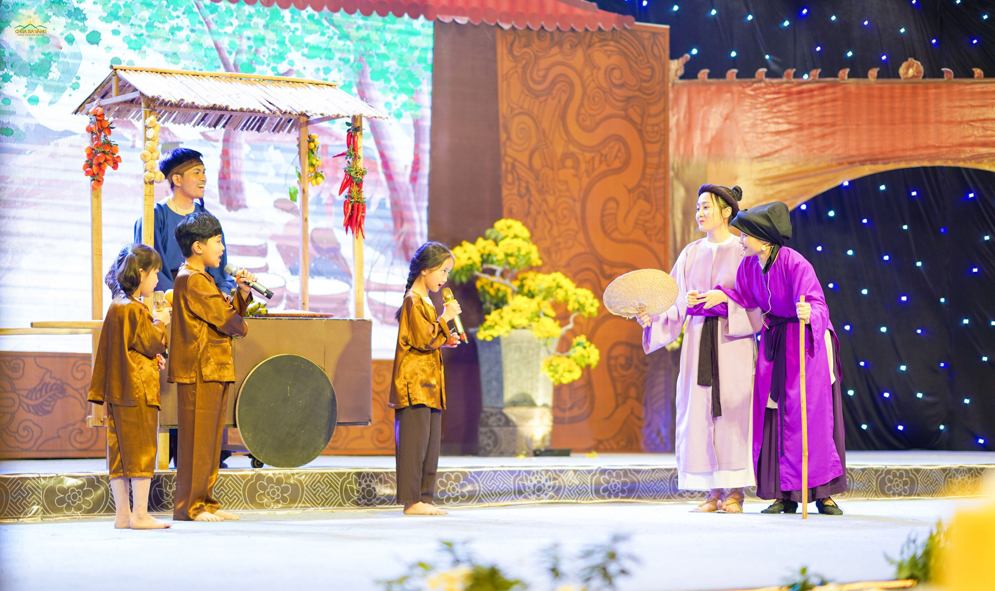   Các Phật tử trong trang phục thời Trần đã tái hiện lại khung cảnh người dân Đại Việt hân hoan, hạnh phúc khi sống trong đất nước thái bình  