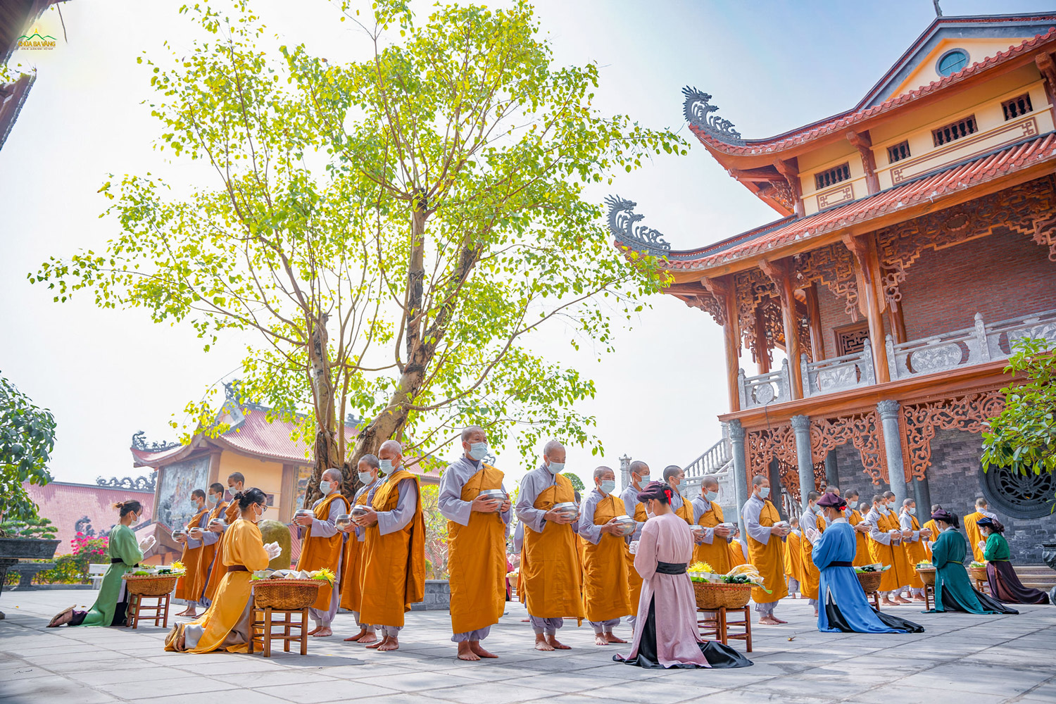   Với những bộ trang phục thời nhà Trần, các Phật tử thành tâm chuẩn bị vật thực để dâng lên cúng dường chư Ni chùa Ba Vàng.  
