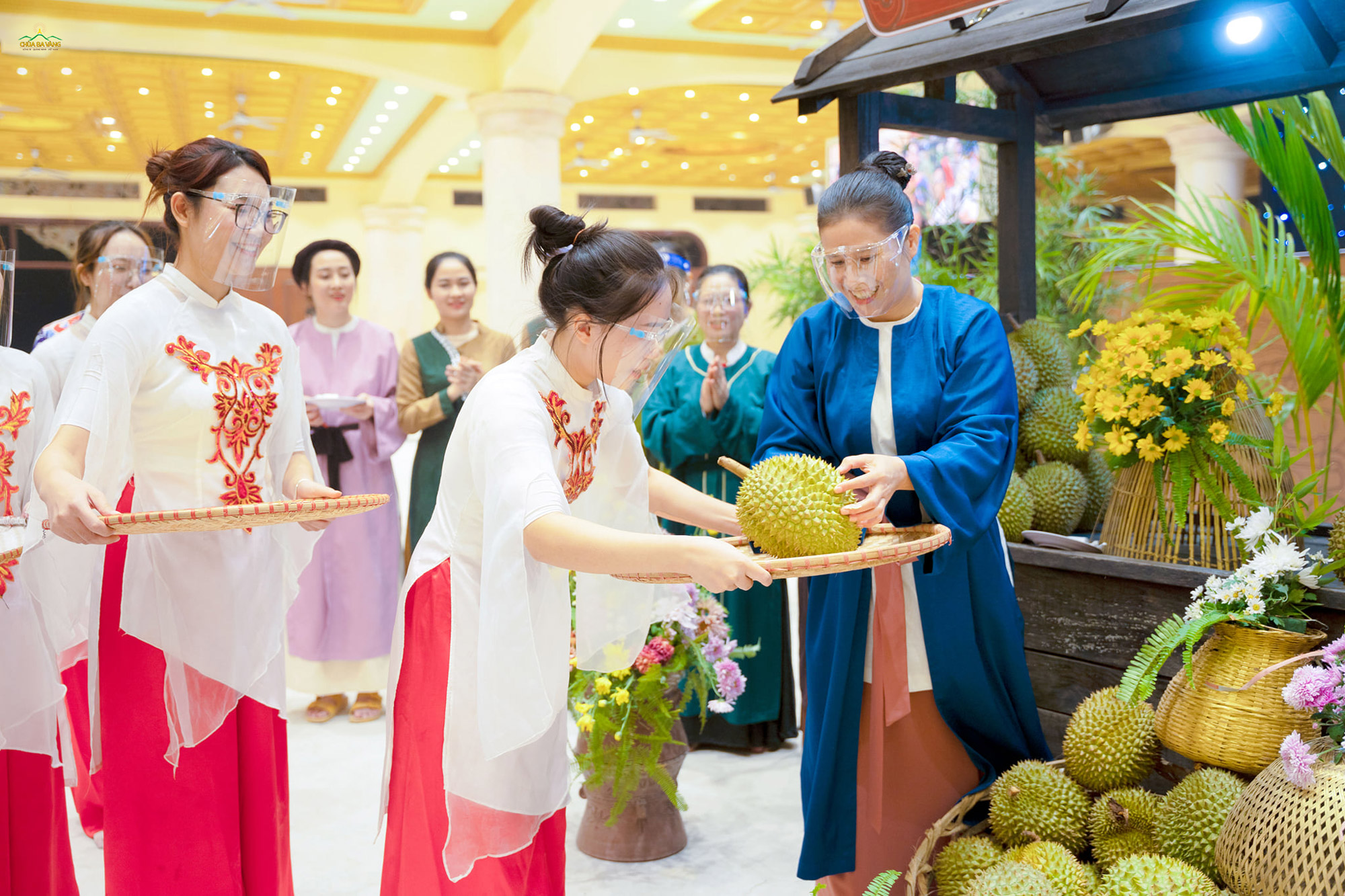   Trong không khí vui tươi của chương trình, Phật tử Phạm Thị Yến - Chủ nhiệm CLB Cúc Vàng lần lượt trao trái sầu riêng - món quà của các đạo hữu miền Nam tới các Phật tử tại chùa để liên hoan  