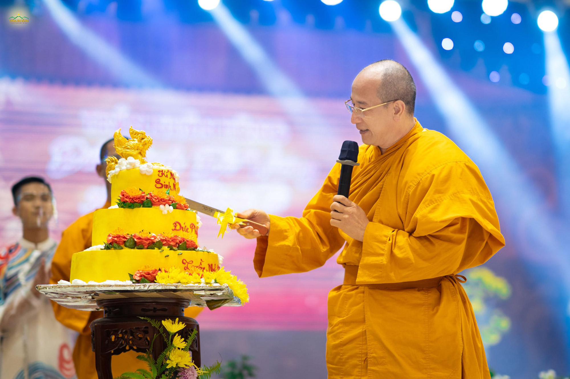   Sư Phụ Thích Trúc Thái Minh cắt bánh kỷ niệm sinh nhật Phật Hoàng Trần Nhân Tông làm bốn phần tượng trưng cho bốn chân lý Đức Phật đã khai ngộ đồng thời cũng là mong nguyện cho bốn phương đều được hòa hợp.  