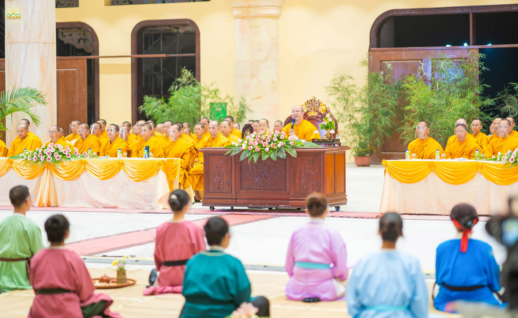   Sư Phụ từ bi ban bố những lời đạo từ ý nghĩa tới toàn thể đại chúng, giúp hàng hậu học ôn lại những điều đặc biệt trong cuộc đời của Đức Phật hoàng và tri ân tới sự giáng sinh của Ngài  