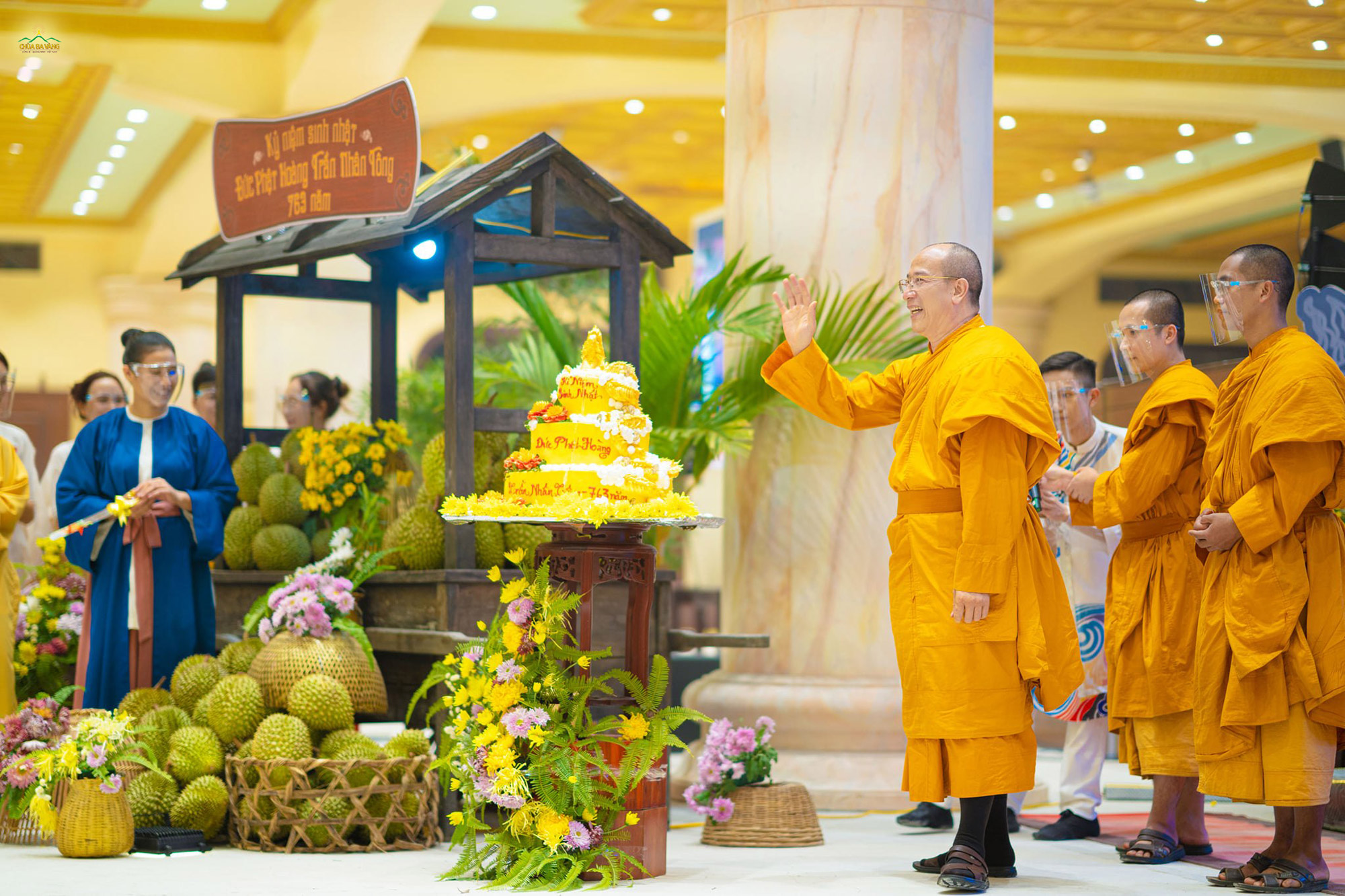   Sư Phụ Thích Trúc Thái Minh cùng chư Tăng hoan hỷ tham dự chương trình kỷ niệm ngày sinh Phật hoàng Trần Nhân Tông  