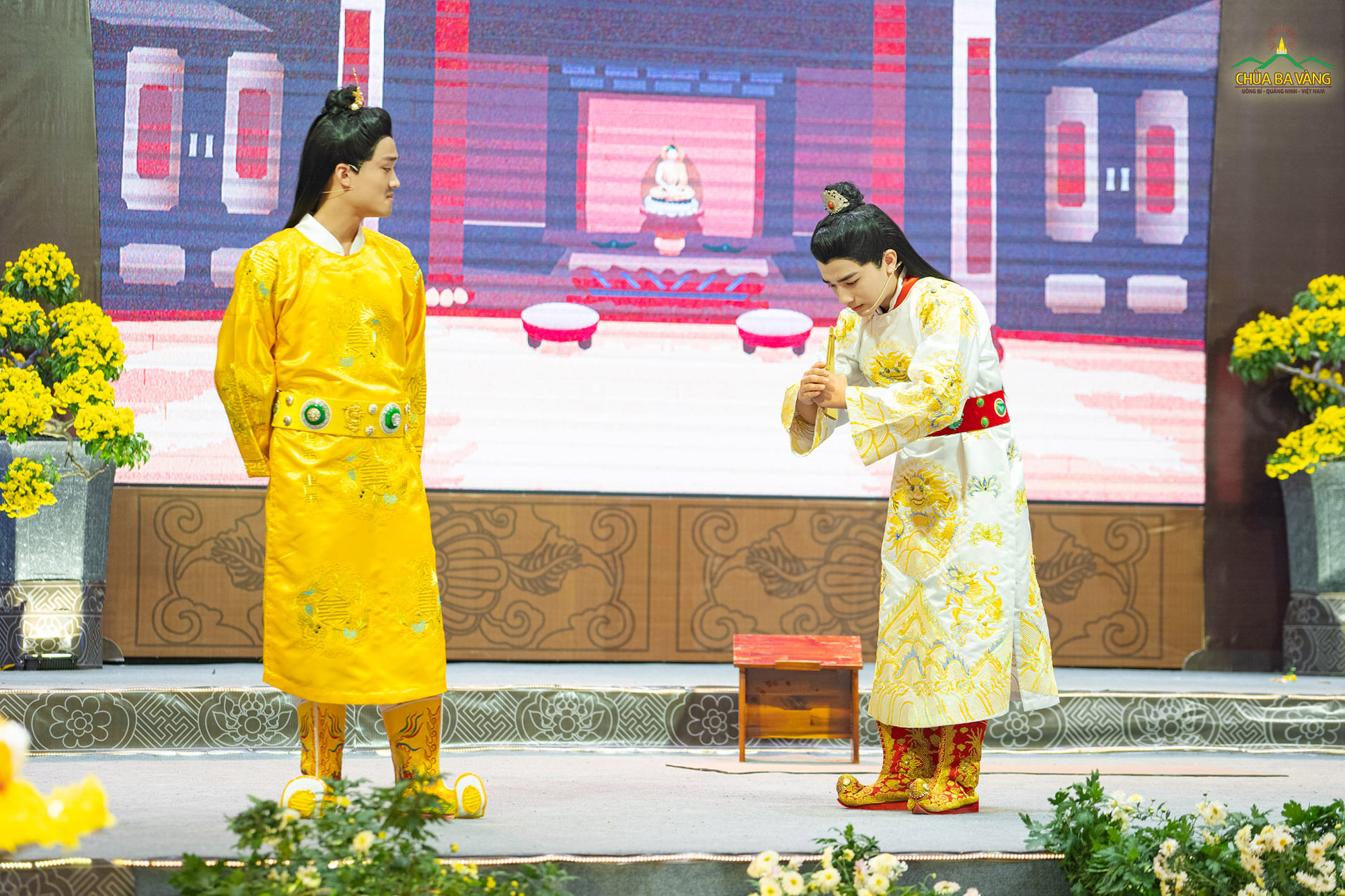  Vua Trần Nhân Tông (bên phải) bày tỏ mong nguyện xuất gia cầu đạo với vua cha Trần Thánh Tông  