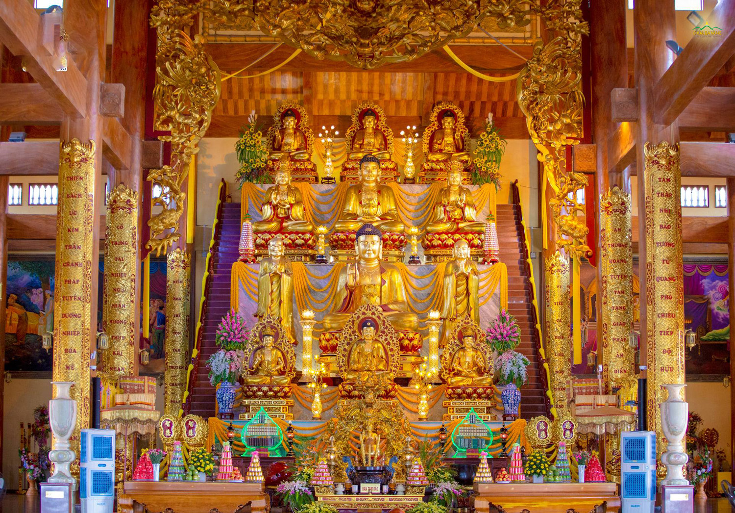  Ban Tam Bảo là trung tâm quan trọng của ngôi chùa thờ tôn tượng chư Phật, kinh Pháp và các vị Thánh Tăng  