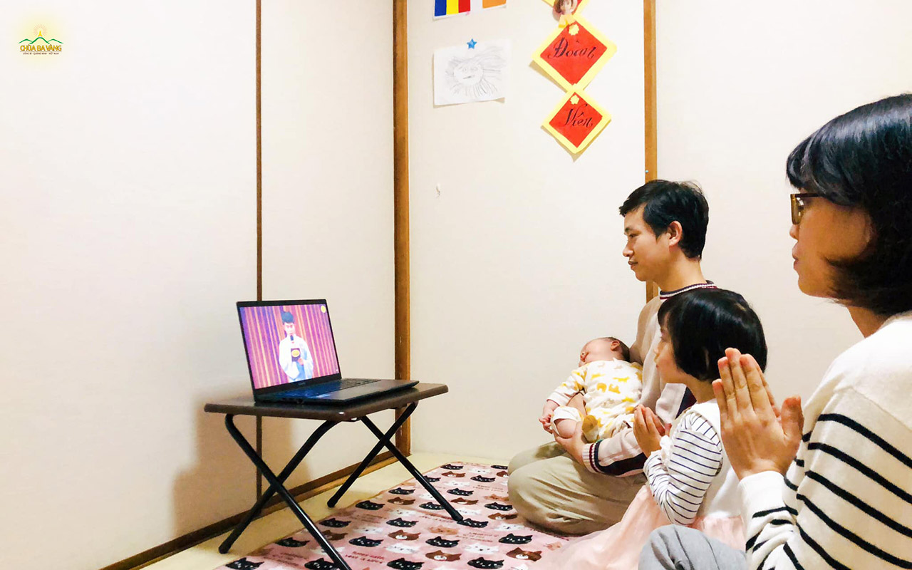 Cả gia đình đồng hướng tâm theo dõi buổi lễ sơ quy trực tuyến của chùa Ba Vàng
