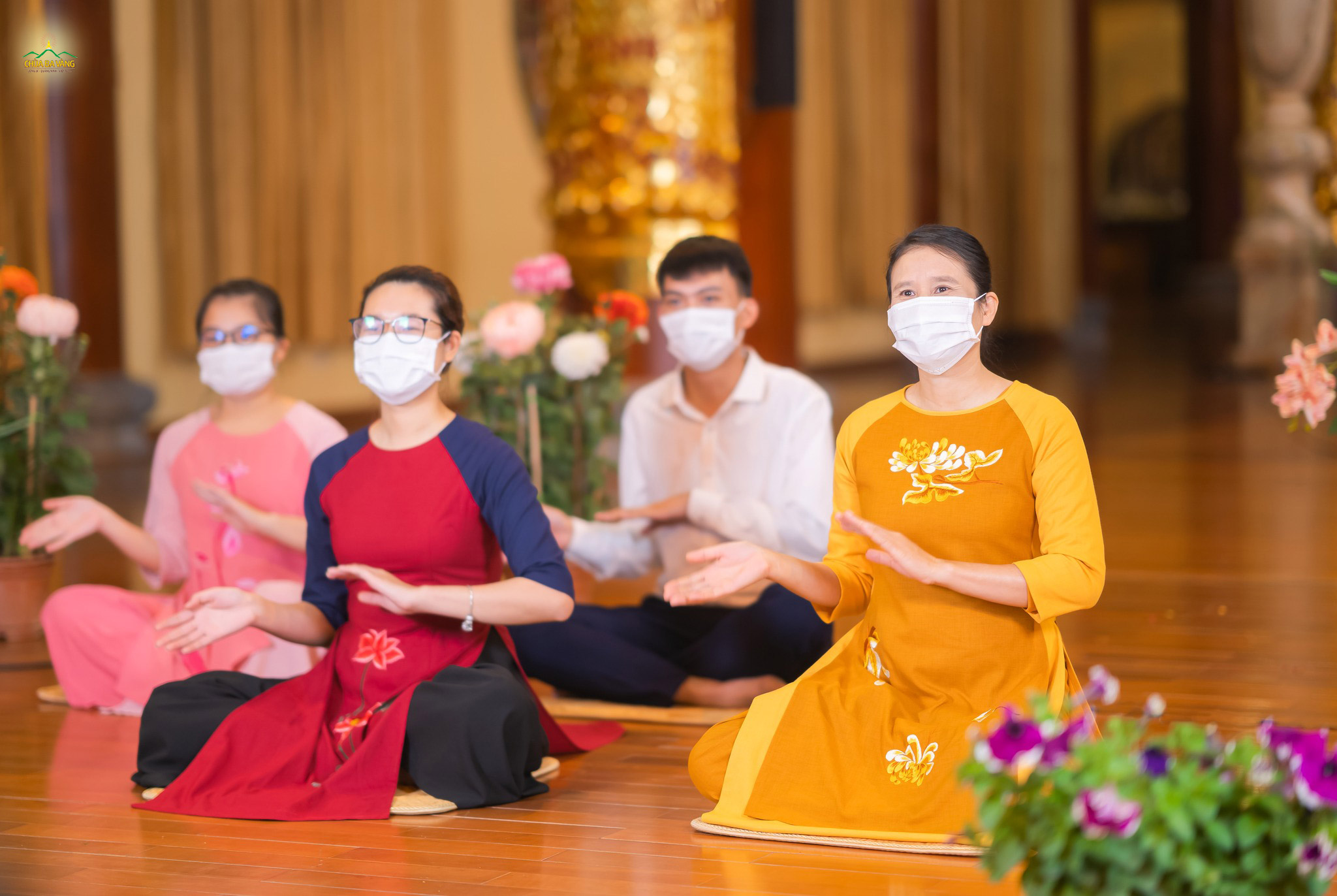   Chương trình diễn ra với sự tham gia của Phật tử Phạm Thị Yến - Chủ nhiệm CLB Cúc Vàng - Tập Tu Lục Hòa cùng đại diện Phật tử đang tu tập cấm túc tại chùa Ba Vàng  