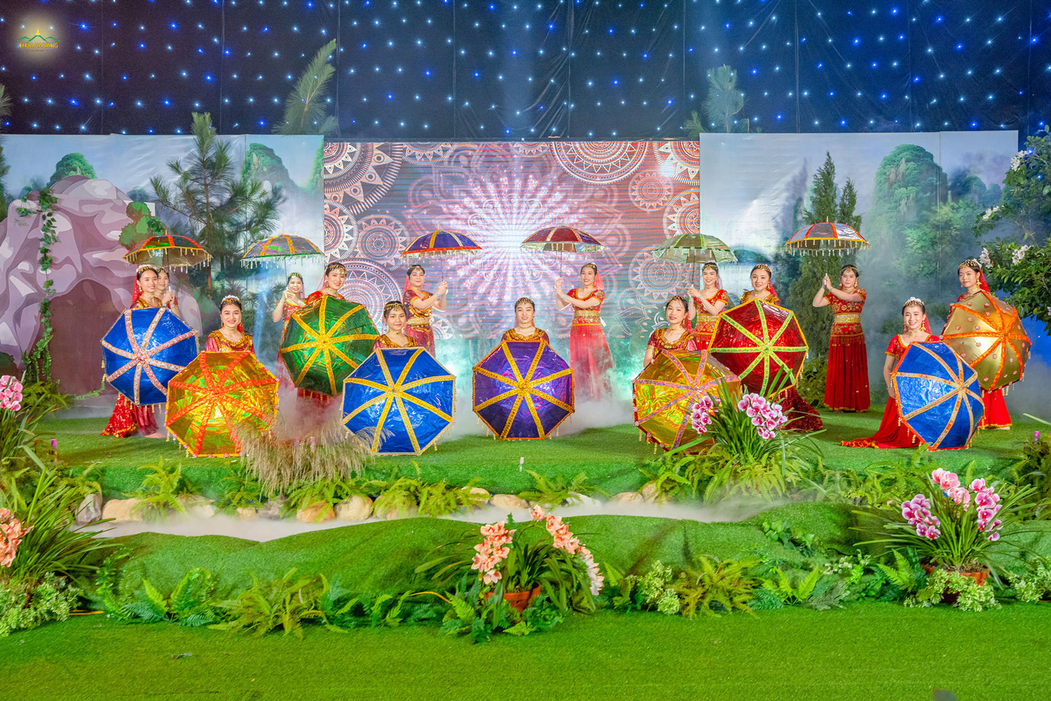   Mở màn cho đêm văn nghệ là tiết mục múa Ấn Độ đặc sắc được thể hiện bởi các Phật tử trẻ chùa Ba Vàng  
