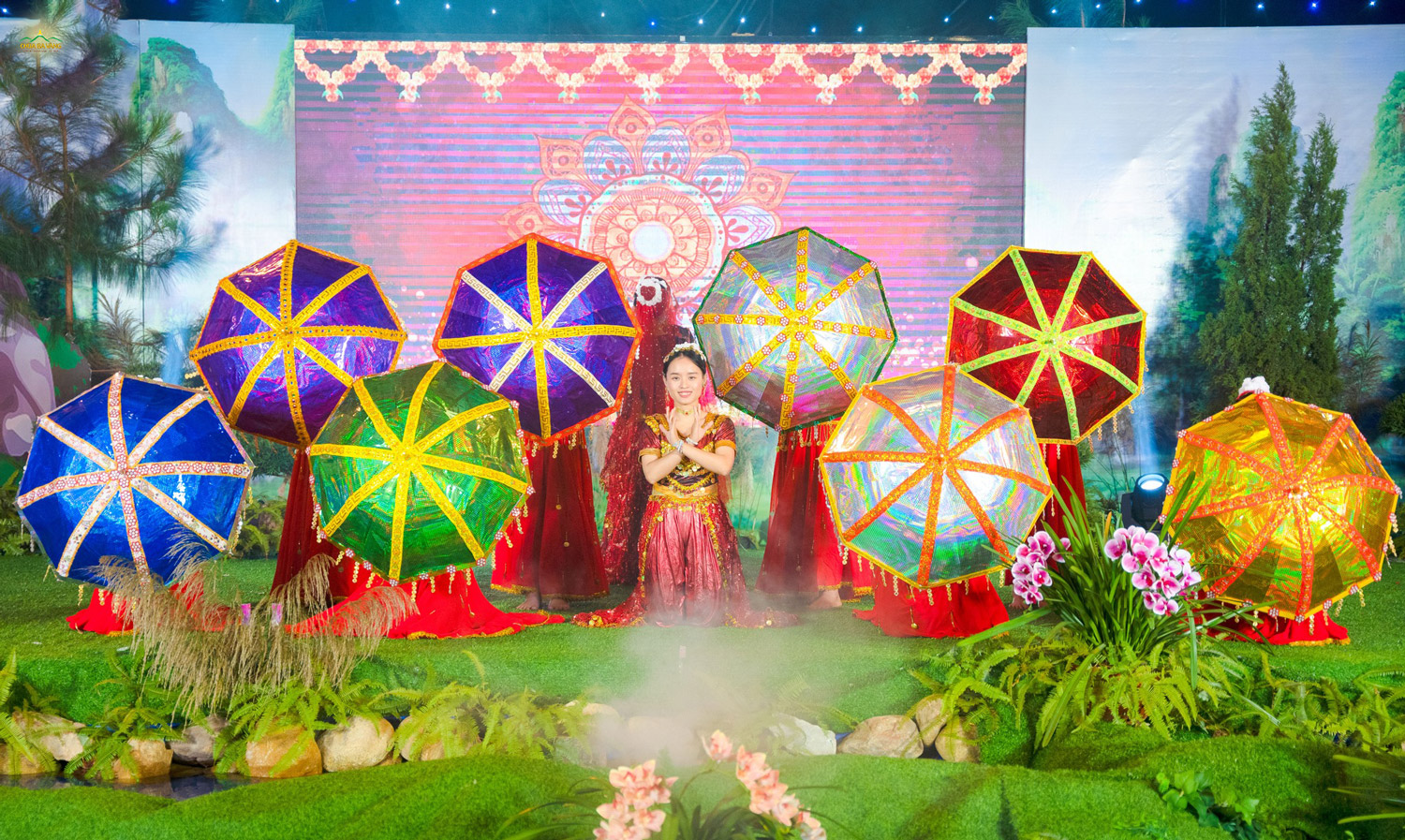   Những chiếc ô sắc màu cùng điệu múa vui tươi trong tiết mục múa Ấn Độ  
