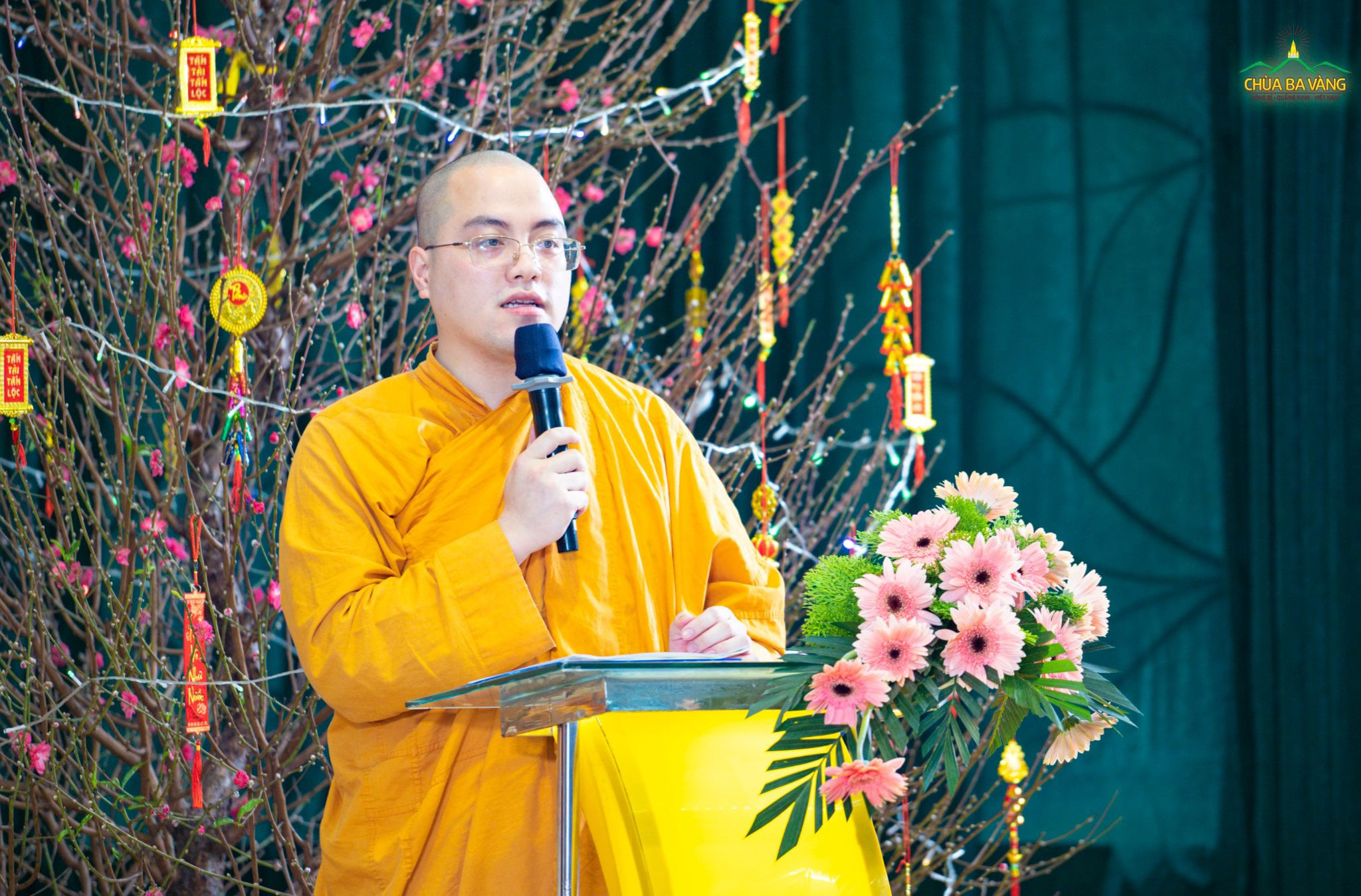 Được sự cho phép của Sư Phụ Thích Trúc Thái Minh cùng sự cắt cử của đại Tăng, Sư Thầy Thích Trúc Quang Hưng đọc tổng kết các hoạt động Phật sự của chùa Ba Vàng năm 2021  