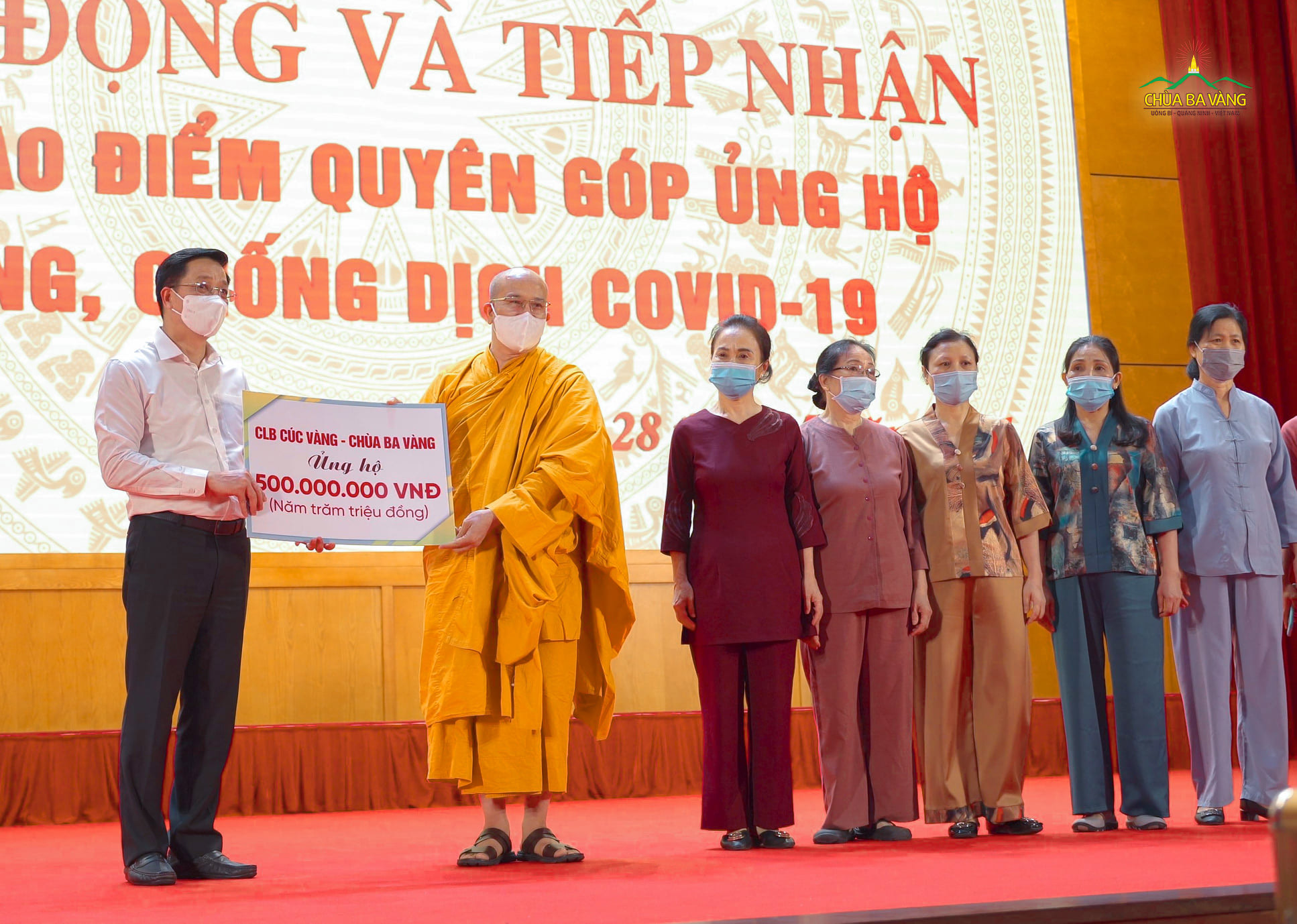 Sư Phụ Thích Trúc Thái Minh cùng các Phật tử trong CLB Cúc Vàng chùa Ba Vàng ủng hộ trong công tác phòng chống dịch bệnh COVID -19  