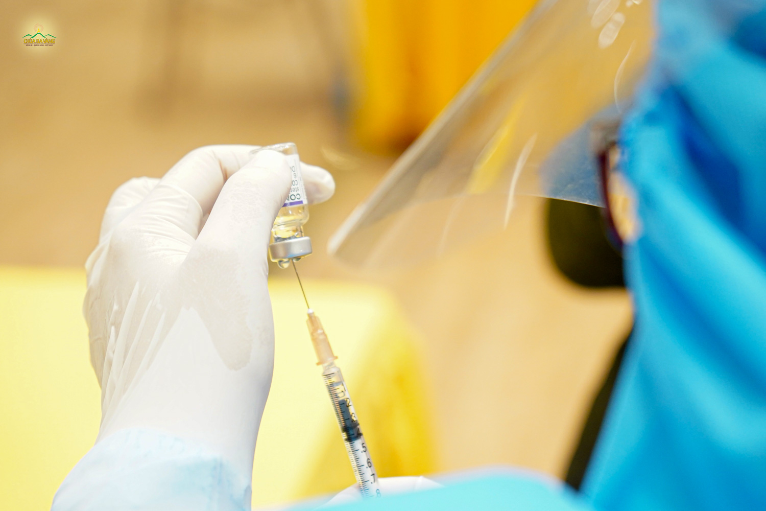 Nhân viên y tế tiến hành lấy mẫu vaccine để tiêm phòng COVID - 19  