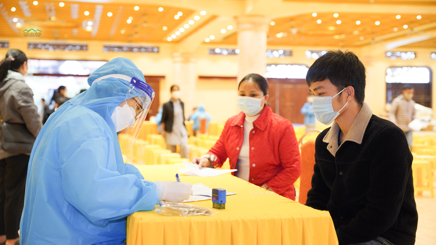 Người dân trên địa bàn thành phố Uông Bí tham gia tiêm phòng COVID-19
