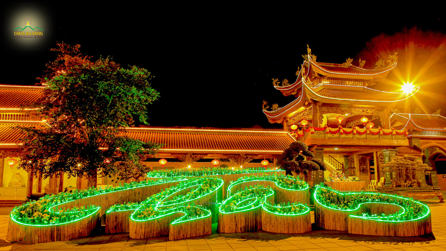 Mô hình chữ Thân được trang trí vô cùng ấn tượng và lung linh tại sân chính điện chùa Ba Vàng trong dịp Tết Nguyên Đán, năm Nhâm Dần
