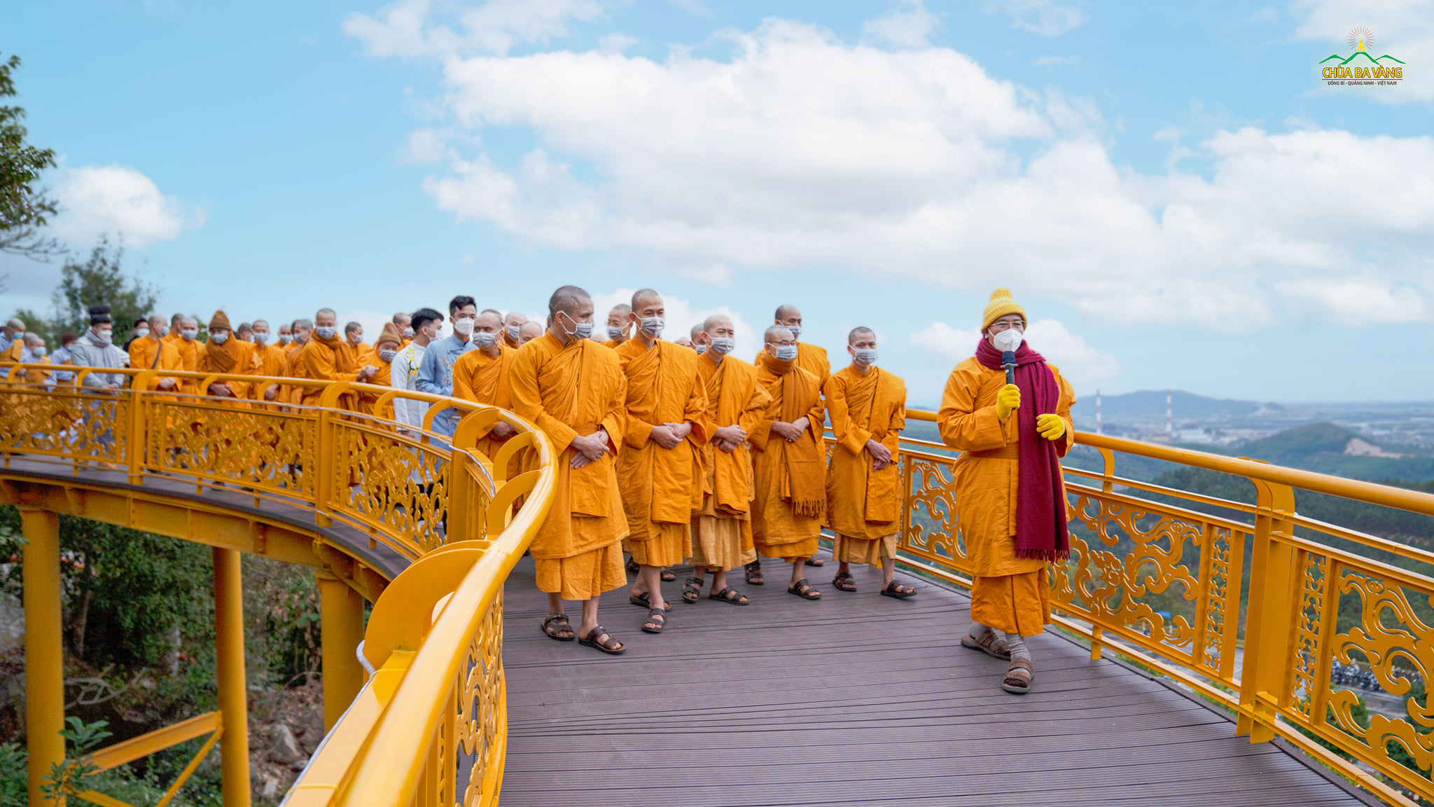 Sư Phụ Thích Trúc Thái Minh cùng chư Tăng tham quan cây cầu vàng - một địa điểm mới tại chùa Ba Vàng trong dịp Tết Nhâm Dần  