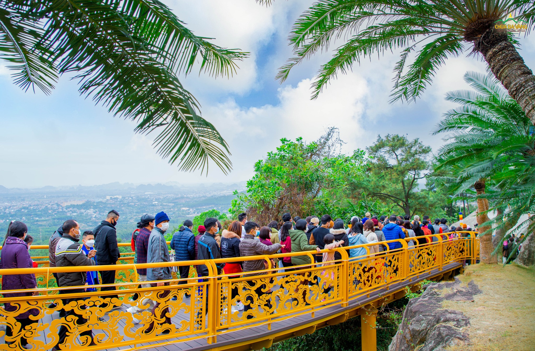 Cây cầu vàng là một trong những địa điểm thu hút đông khách tham quan  