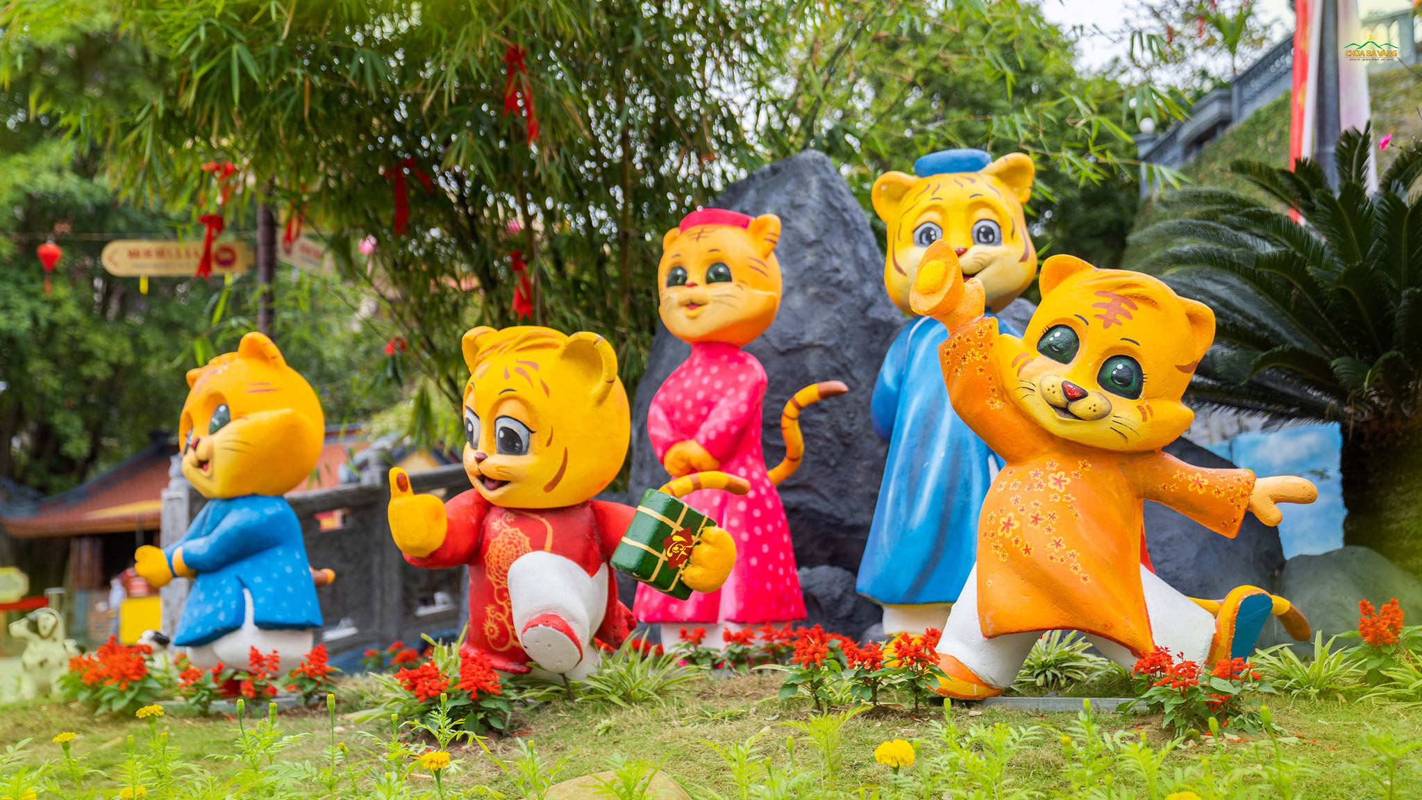 Mô hình tiểu cảnh gia đình nhà hổ đặt tại ngã 7 chùa Ba Vàng  