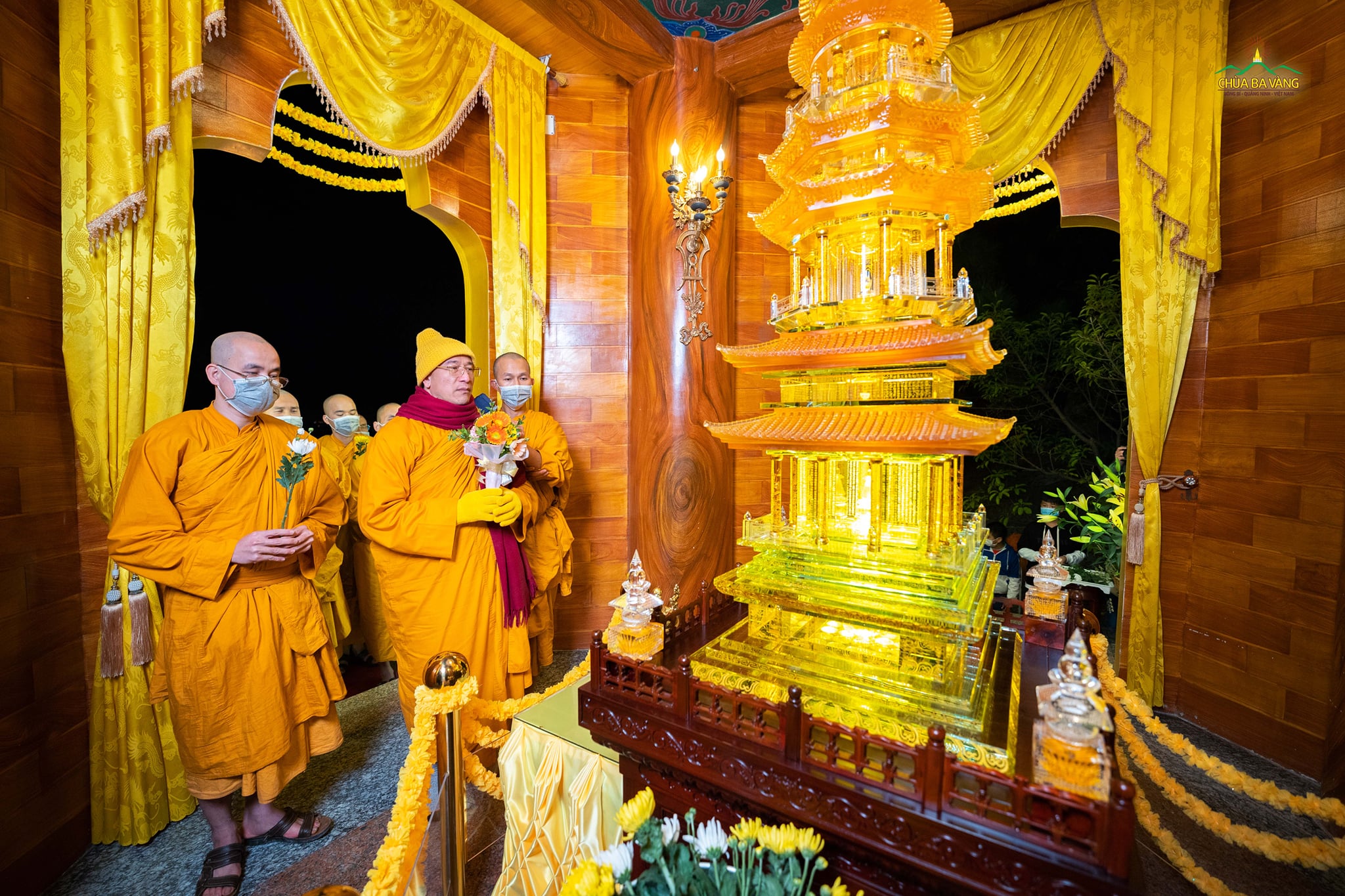 Tại cung thờ Xá lợi Phật, Sư Phụ và chư Tăng thành kính dâng hoa và dâng lời tác bạch  