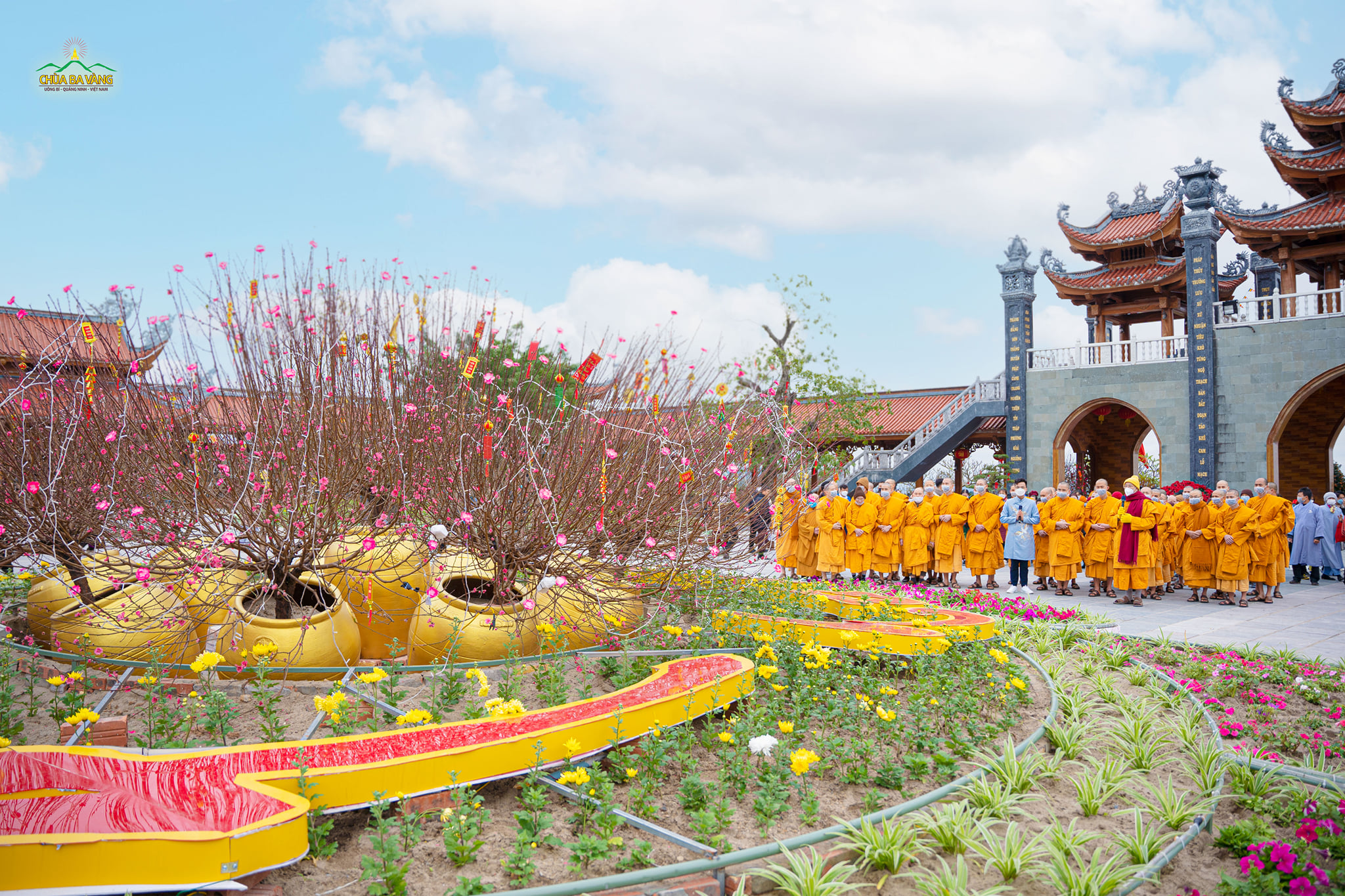 Xuân từ bi là mô hình tiểu cảnh được đặt tại trung tâm sân Chính điện chùa Ba Vàng  