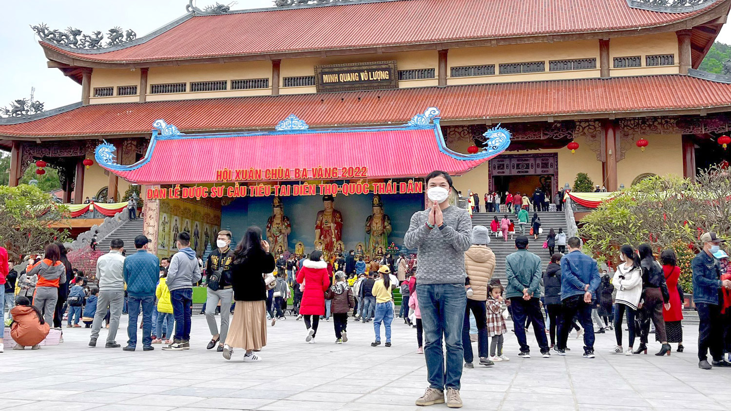 Nhạc sĩ Nguyễn Xuân Trí trong chuyến hành hương lễ Phật tại chùa Ba Vàng nhân dịp đầu năm 2022
