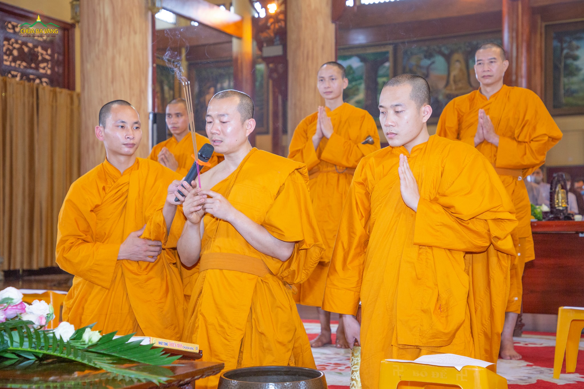 Chư Tăng chùa Ba Vàng tác lễ bạch Phật để bước vào khóa lễ truyền Bát quan trai giới (ảnh minh họa năm 2021)  