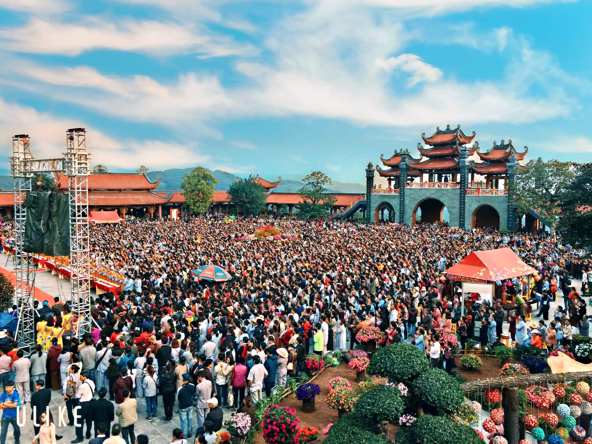 Ngày khai hội đầu năm chùa Ba Vàng thu hút đông đảo nhân dân tham gia (ảnh năm 2019)  