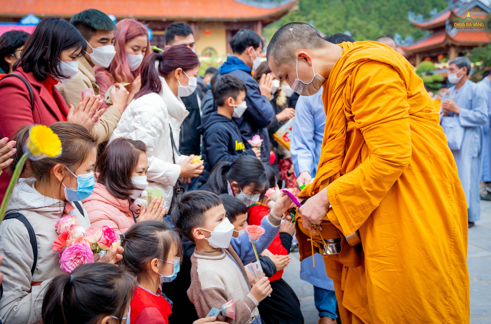 Các Phật tử thành kính sớt bát cúng dường chư Tôn đức Tăng - những bậc đang thực hành hạnh đầu đà (ảnh năm 2022)  